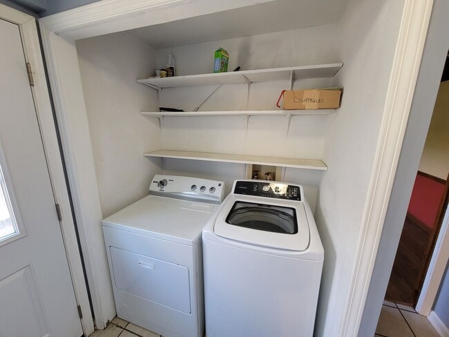 Building Photo - Large 4 bed, 1.5 bath, Over 2,000 square feet.