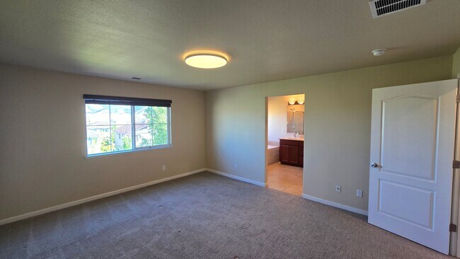 Building Photo - Gated Somersett Home with a View!