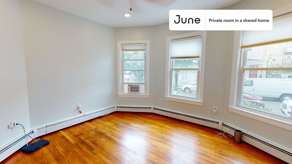 Building Photo - Private bedroom in 3 bed/1 bath Home