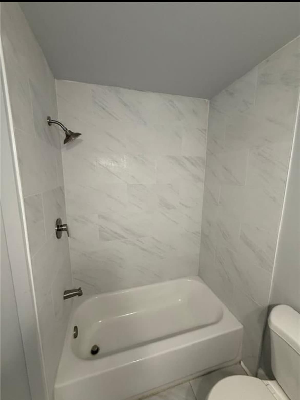 Hallway bathroom Tub/shower - 2405 Cross St NW