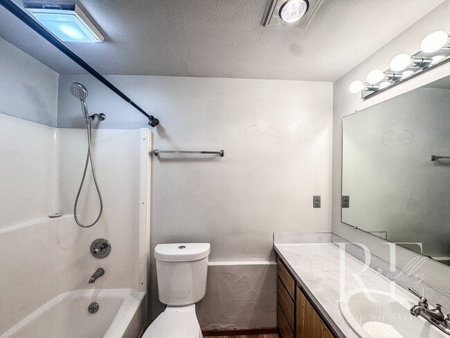 Building Photo - Charming 3-Bed Tacoma Home with Skylights & Unique Touches