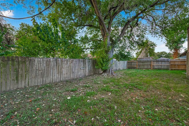 Building Photo - 3906 Glen Cove Cir