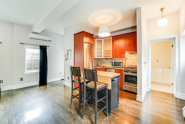 Building Photo - 156 7th St