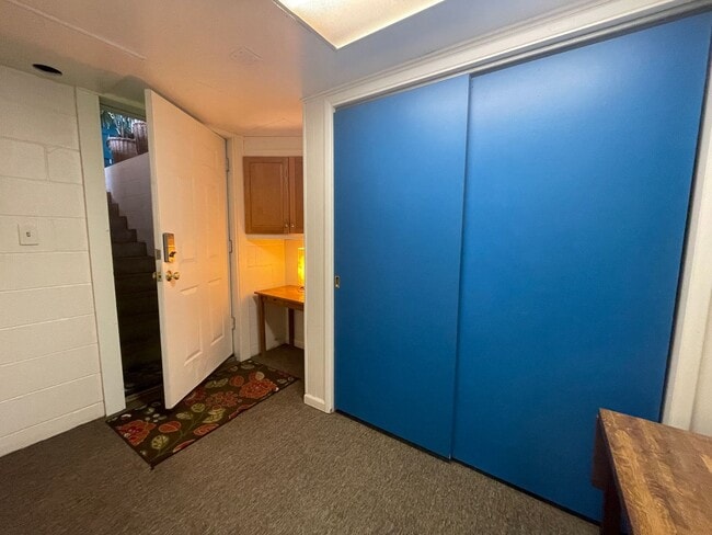 Building Photo - Comfortable & Quiet Garden-Level Apartment...