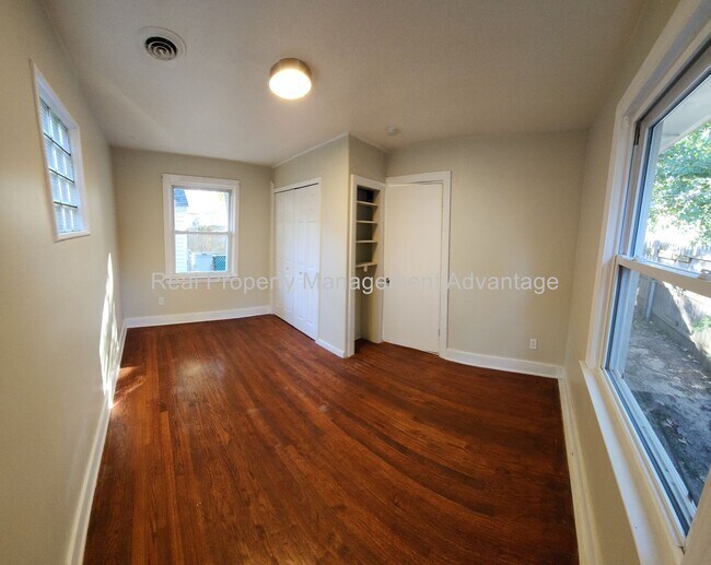 Building Photo - Spacious, Renovated and Close to Ferndale!