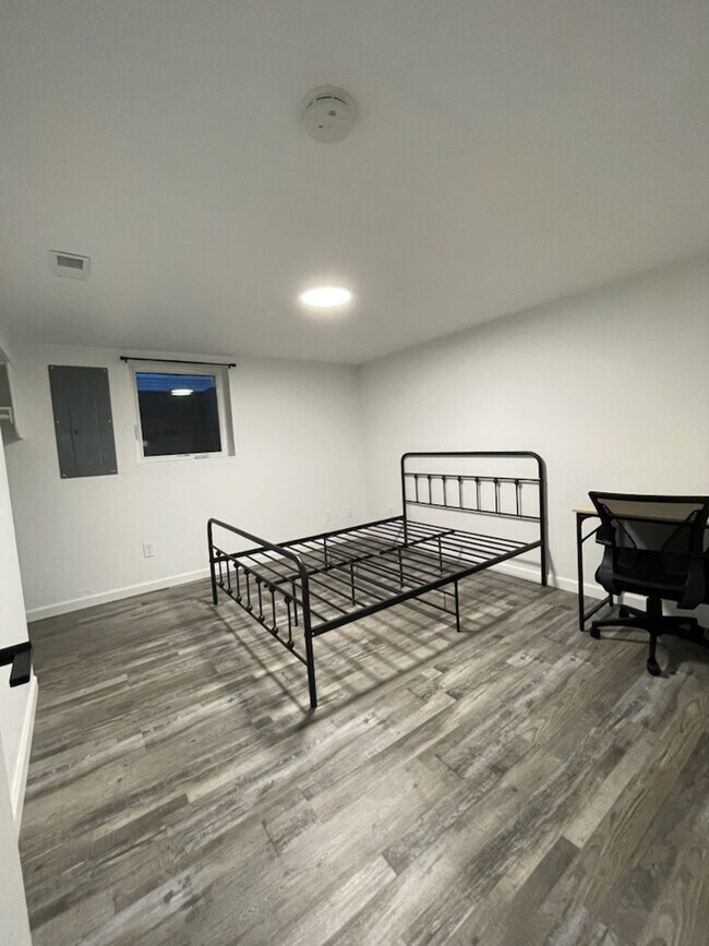 Building Photo - Room #4 for rent in 5 Bedroom House near U...