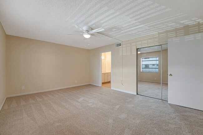 Building Photo - 135 Shore Ct