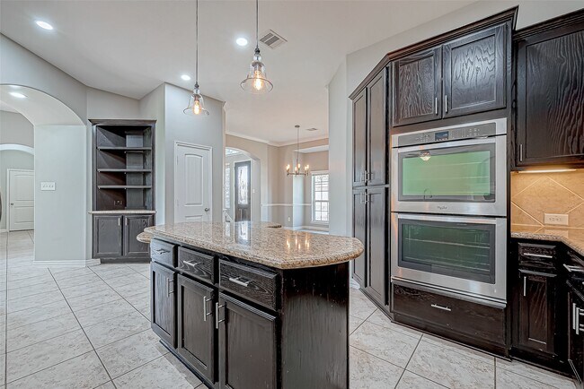 Building Photo - 30806 Academy Trace Dr
