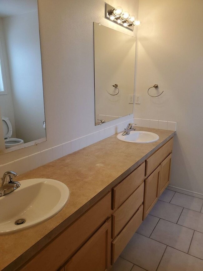 Building Photo - 1/2 OFF OCTOBER RENT - 4 Bedroom