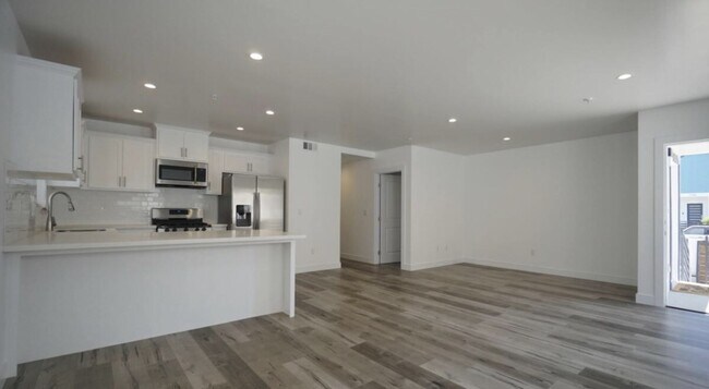Building Photo - 1121 W 39th Pl