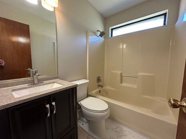 Building Photo - Woodlake - Richmond