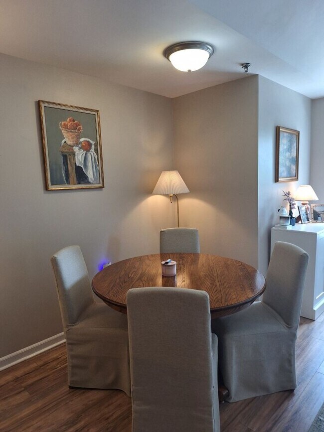 Building Photo - Walking distance to UT