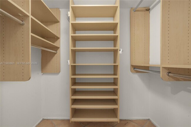 Building Photo - 20500 W Country Club Dr