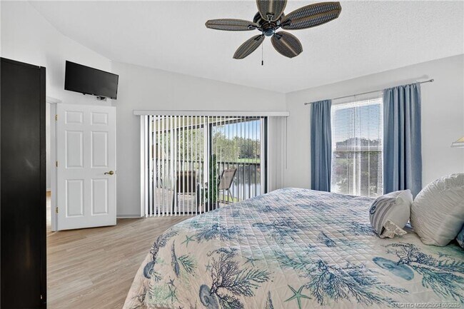 Building Photo - 6110 SE Martinique Dr