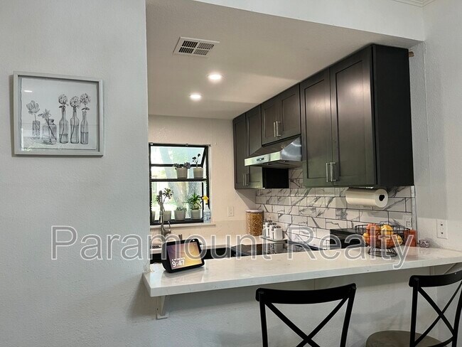 Building Photo - 1400 Bowe Ave