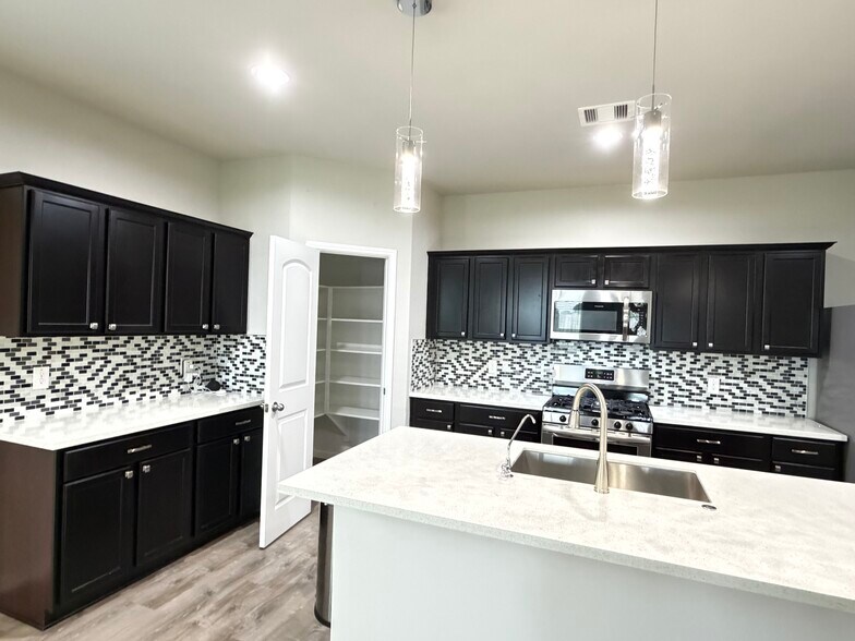 Building Photo - 6118 Yesenia St