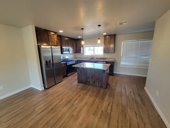 Building Photo - 3 Bedroom, 2.5 Bath Unit in Single Family ...