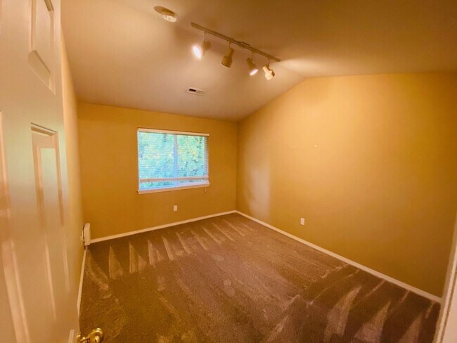 Building Photo - Charming Van Mall Condo