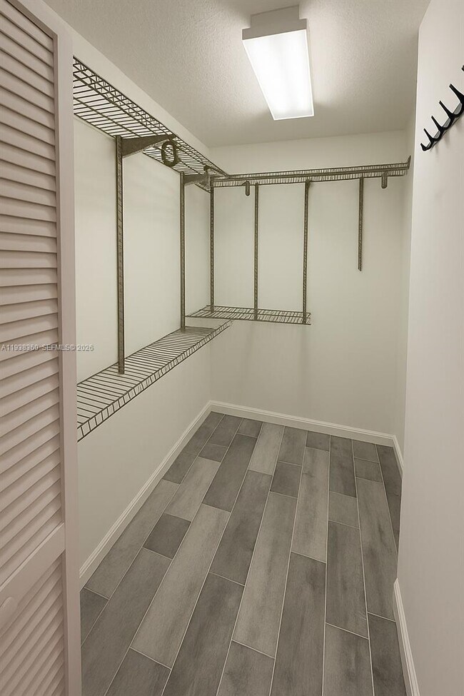 Building Photo - 649 E Sheridan St