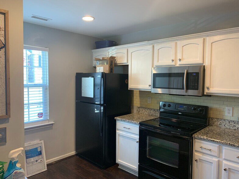 Building Photo - Room in Townhome on Big Bass Dr