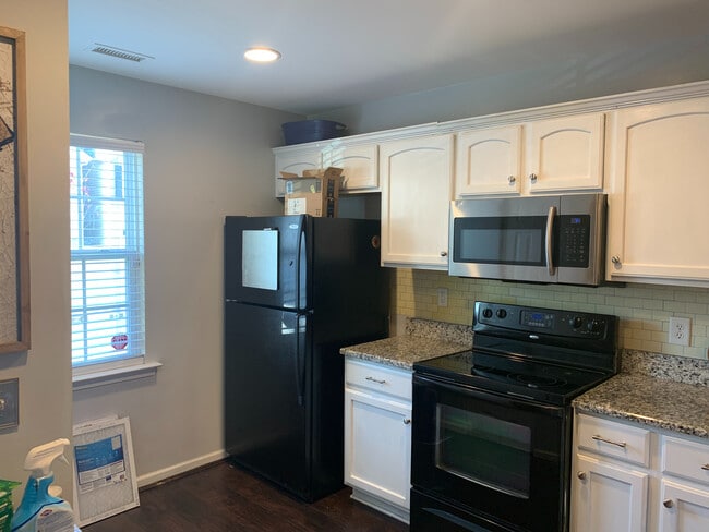 Building Photo - Room in Townhome on Big Bass Dr