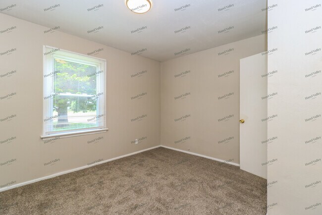 Building Photo - 26 Florval Dr