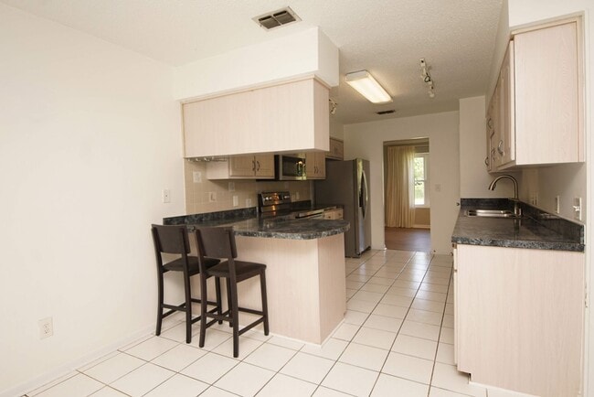 Building Photo - Great Location in Mary Esther
