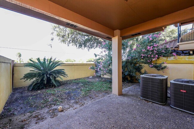 Building Photo - 707 St James Dr