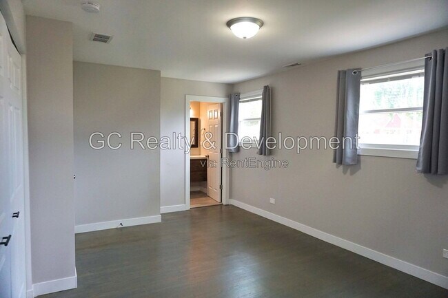 Building Photo - 4501 S Leamington Ave