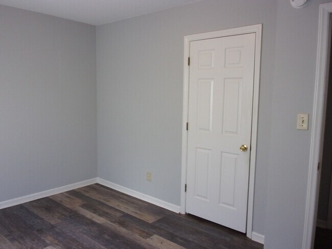 Building Photo - Ground Floor 2 Bedroom 2 Bath Condo in Farmington Hills
