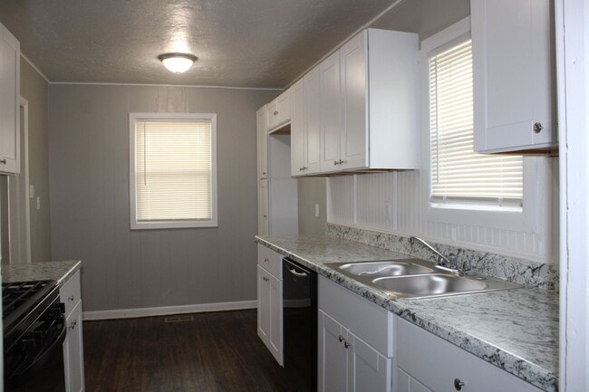 Building Photo - Over sized 2 car garage! ONE MONTH FREE FO...