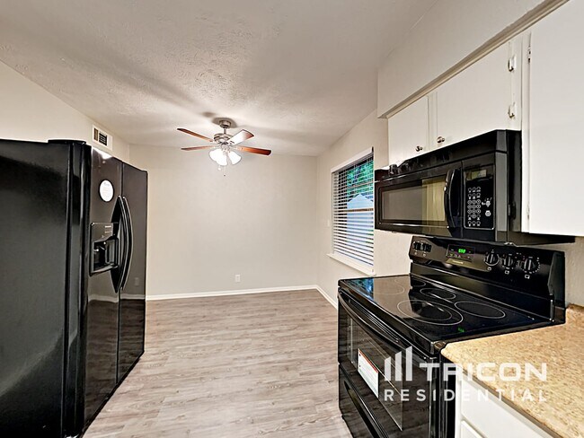 Building Photo - 3221 Edgebrook Dr