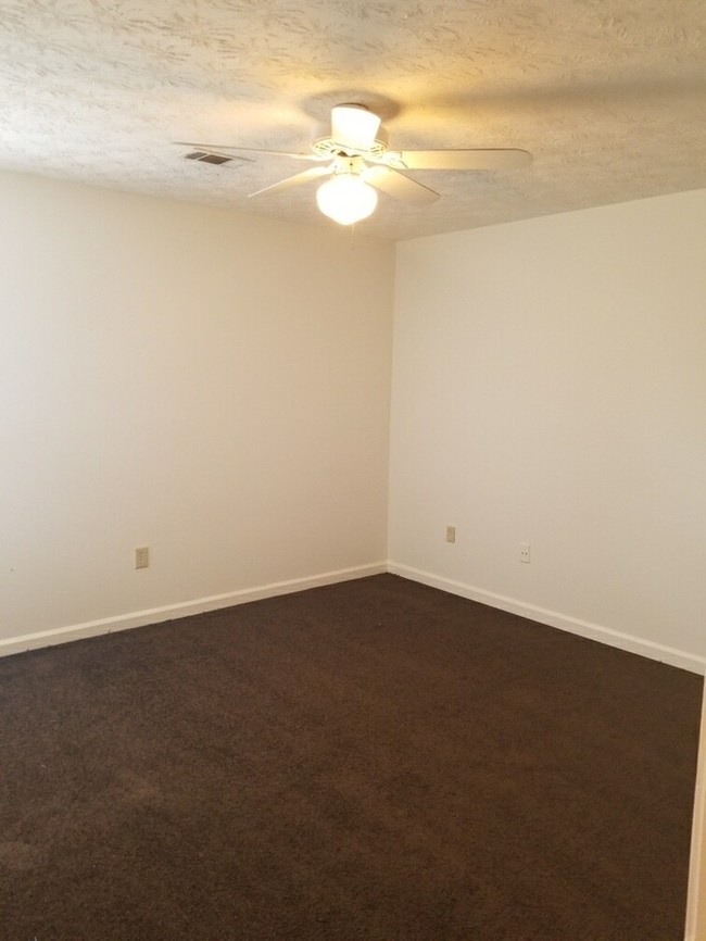 Building Photo - 160 Fawn Dr