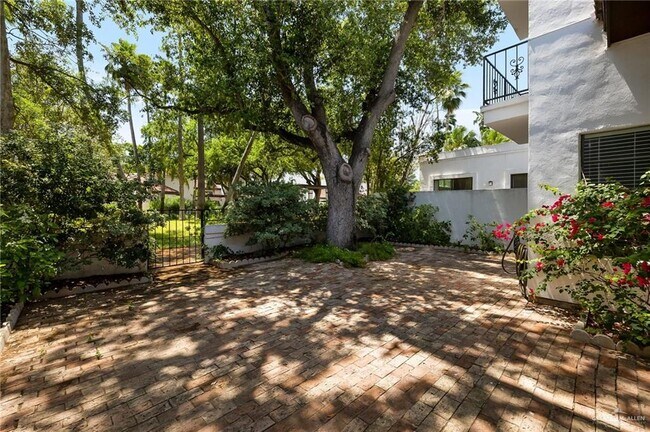 Building Photo - 113 W Tearose Ave