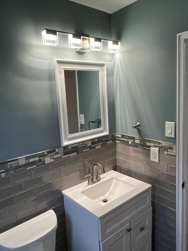 Building Photo - Molette Home in the heart of Moline.