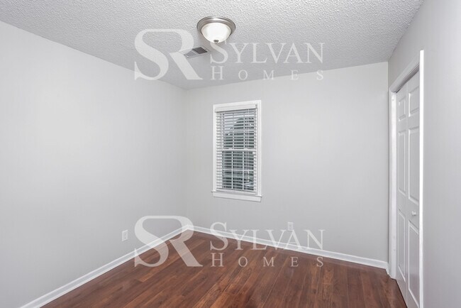 Building Photo - Enjoy Relaxation & Sophistication in this lovely 3 bedroom, 2.5 bath home.