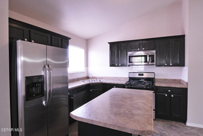 Building Photo - 610 Villas Del Valle Dr