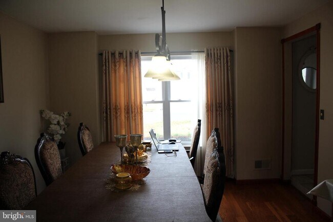 Building Photo - 219 Meadow Dr