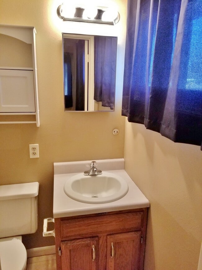 Building Photo - Big, nice ranch style home near major Tope...