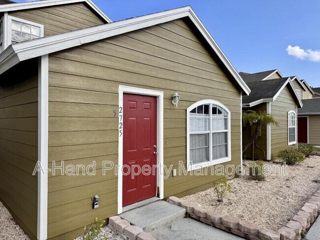 Building Photo - 2725 Fan Palm Dr