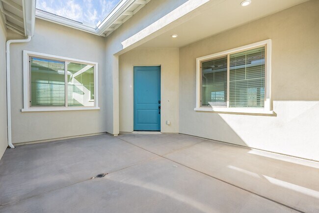 Building Photo - 5 BEDROOM 4 BATH SINGLE FAMILY HOME