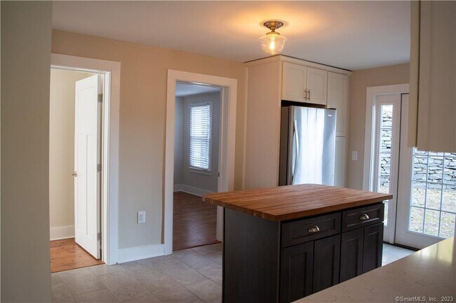 Building Photo - 8 W Main St