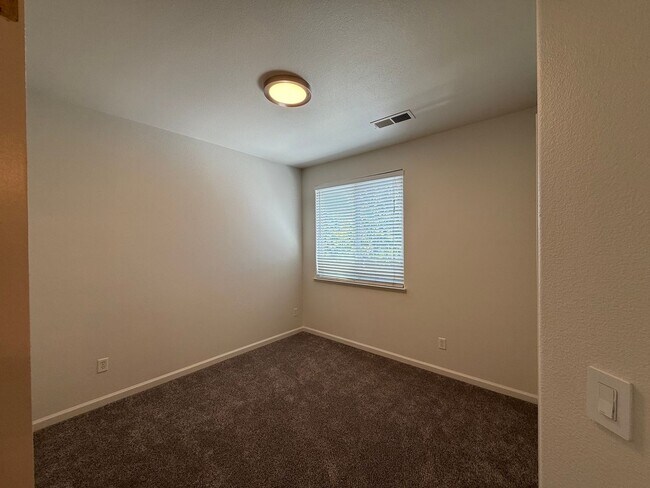 Building Photo - 4-bedroom two story in Sylvan School District!