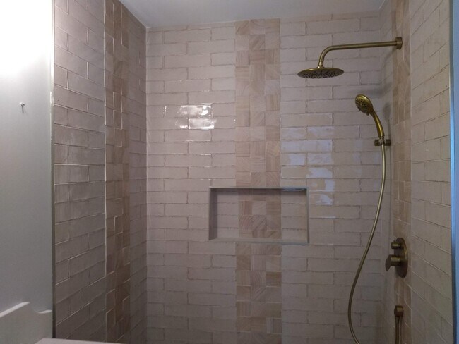 Building Photo - 21253 Lake George Blvd