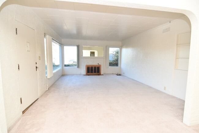 Building Photo - 1368 SE Overlook Ave