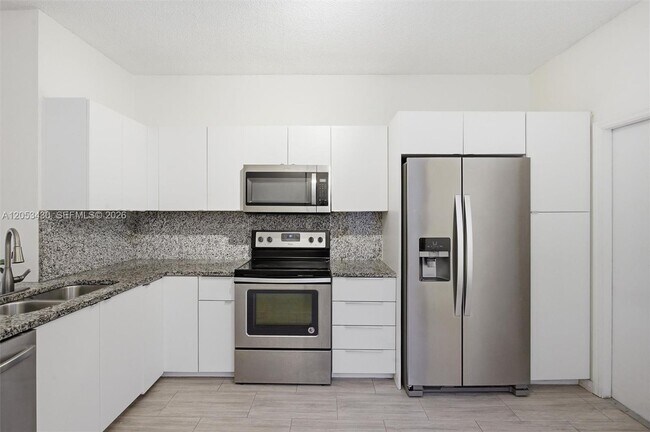 Building Photo - 2066 Madeira Dr