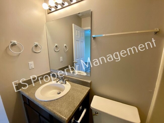 Building Photo - Wonderful 3 Bedroom 2 Bathroom Ranch Style...