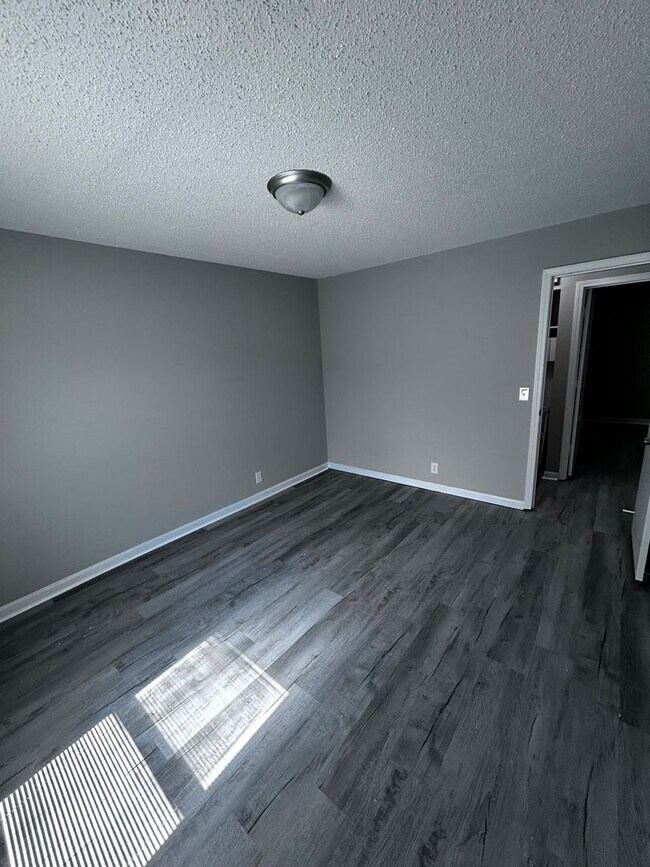 Building Photo - Large three bedroom, one and a half bath t...