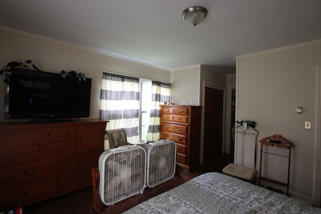 Building Photo - Spacious 4 Bedroom 2 Bath Home!