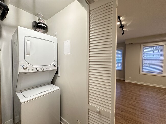 Building Photo - 661 W Wrightwood Ave